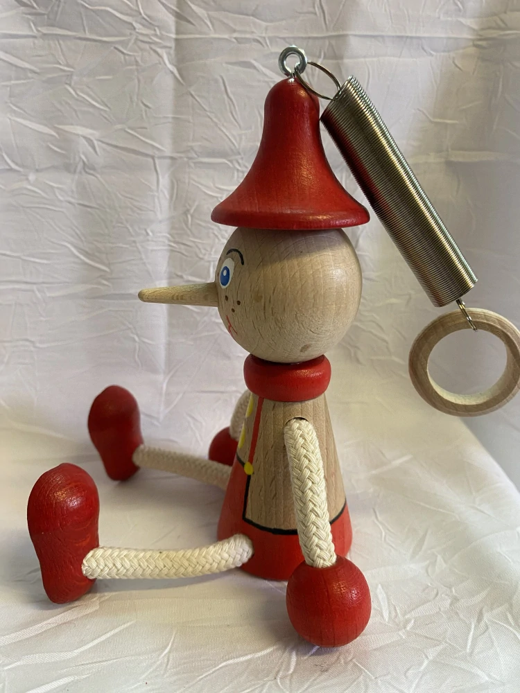 Figurka na pružině - Pinocchio s červeným čepečkem