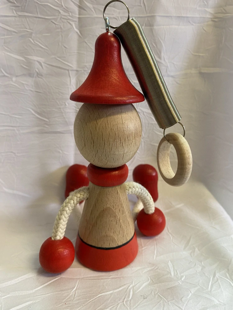 Figurka na pružině - Pinocchio s červeným čepečkem