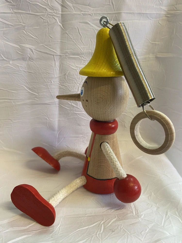 Figurka na pružině - Pinocchio se žlutým čepečkem
