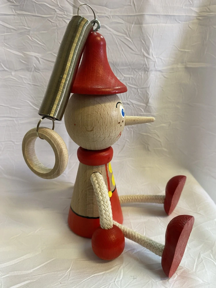 Figurka na pružině - Pinocchio s červeným čepečkem