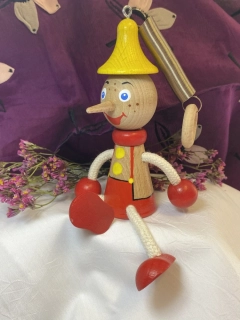 Figurka na pružině - Pinocchio se žlutým čepečkem