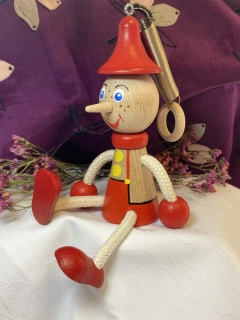Figurka na pružině - Pinocchio s červeným čepečkem